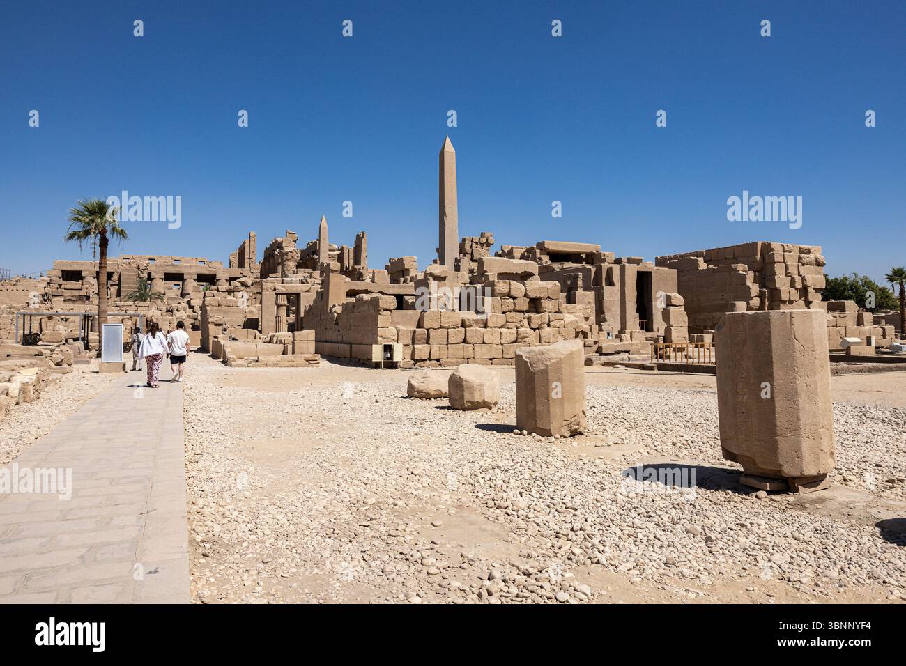 Tempio di Karnak, vista dell'obelisco e dell'area principale, dal cortile del regno centrale, Luxor, Egitto, Nord Africa, Africa Foto Stock