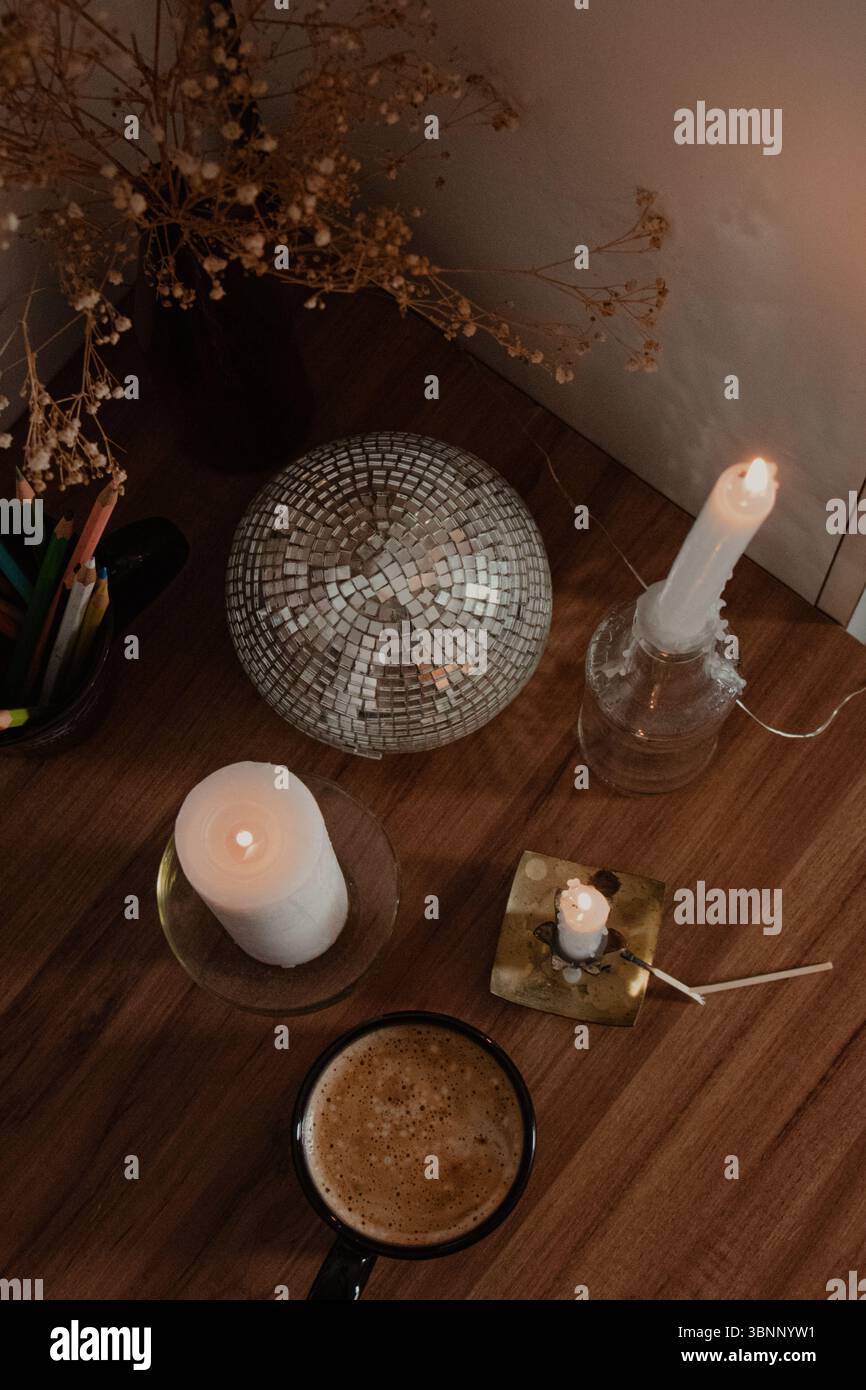 Oscuro mondo accademico natura morta con caffè e candele Foto Stock