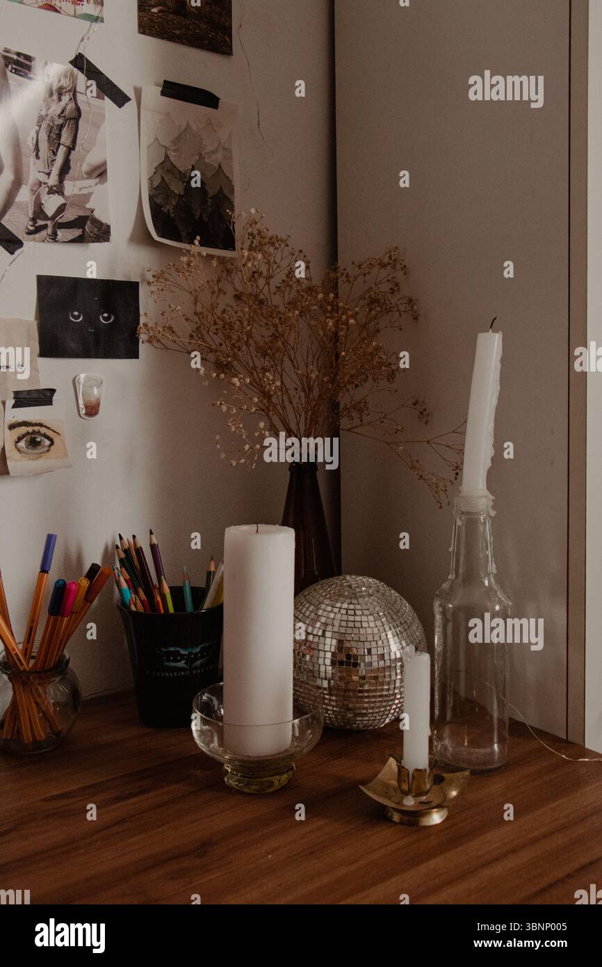 Dark Academia candele e Mood Board su una scrivania Foto Stock