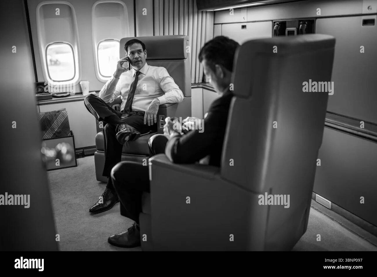 Il Segretario di Stato Marco Rubio e il Segretario alla difesa Pete Hegseth viaggiano a bordo dell'Air Force One in vista del Summit NATO del 2025, il 24 giugno 2025. Immagine per gentile concessione della Casa Bianca. Foto Stock