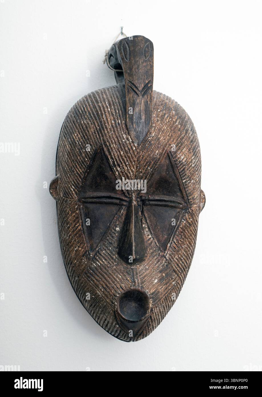 Maschera scolpita dalla regione del fiume Lomami popoli Songye Congo Foto Stock