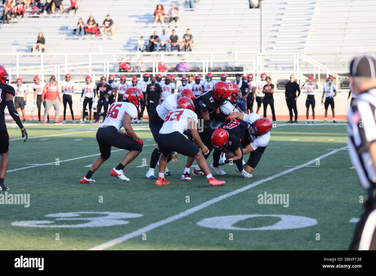 Pierce Brahma Brandon Moreno (#6) viene placcato durante una partita tra i Brahmas e i Chaffey College Panthers al Pierce College, il 14 settembre 2024. Foto Stock