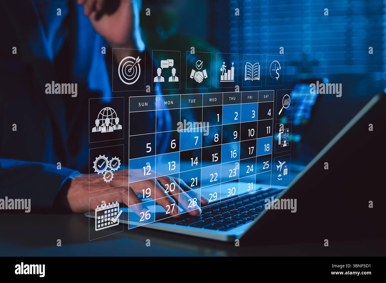 Concetto di gestione del tempo e pianificazione del calendario. Una persona che utilizza un notebook con calendario mensile digitale, che rappresenta la gestione del tempo, la pianificazione degli eventi, Foto Stock