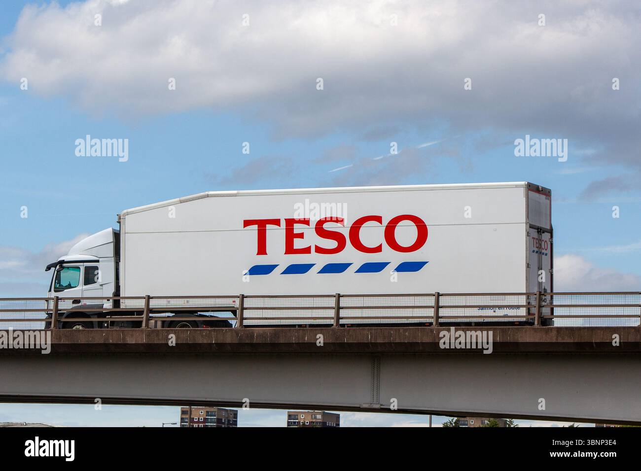 Un autocarro articolato refrigerato Tesco bianco trasporta merci sul ponte di bypass A5 a Tamworth, Regno Unito. Foto Stock
