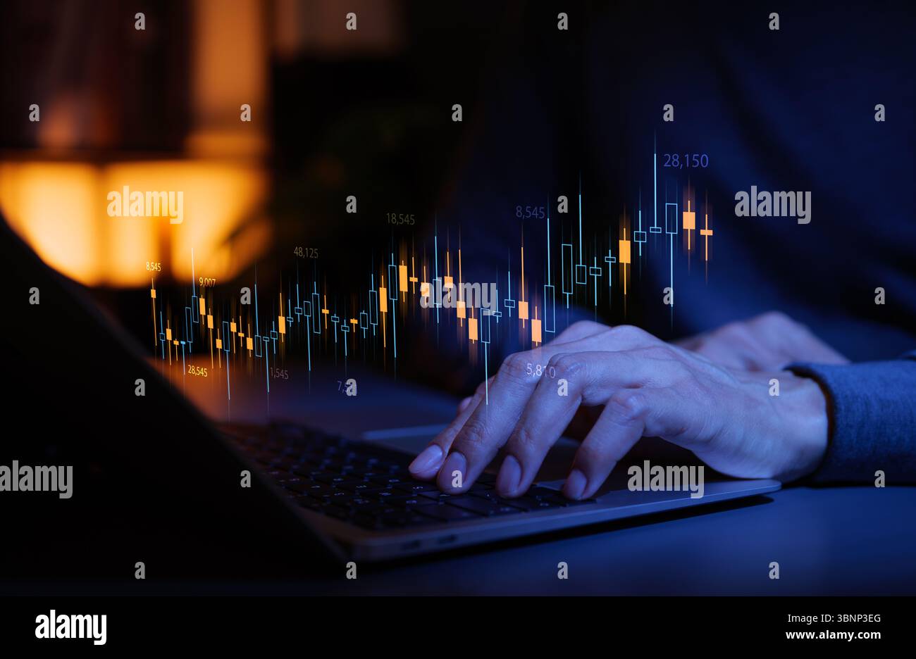 Analisi del mercato azionario e concetto di trading. La digitazione manuale sul laptop con grafico a candela, punti dati e grafico finanziario rappresentano il mercato azionario Foto Stock
