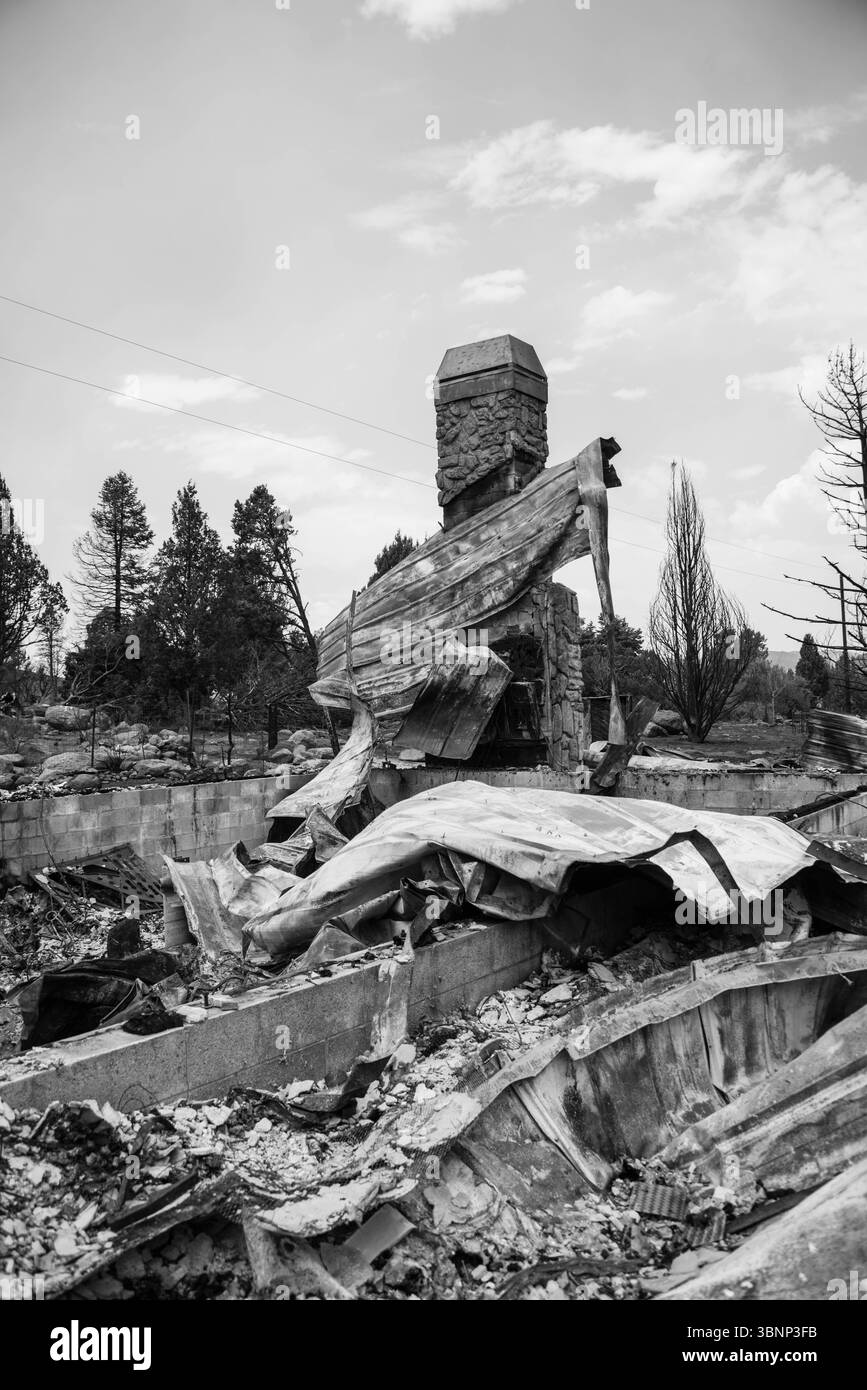 La devastazione lasciata dopo un devastante incendio attraversa Pine Valley, Utah. Prendendo tutto in mezzo. Foto Stock