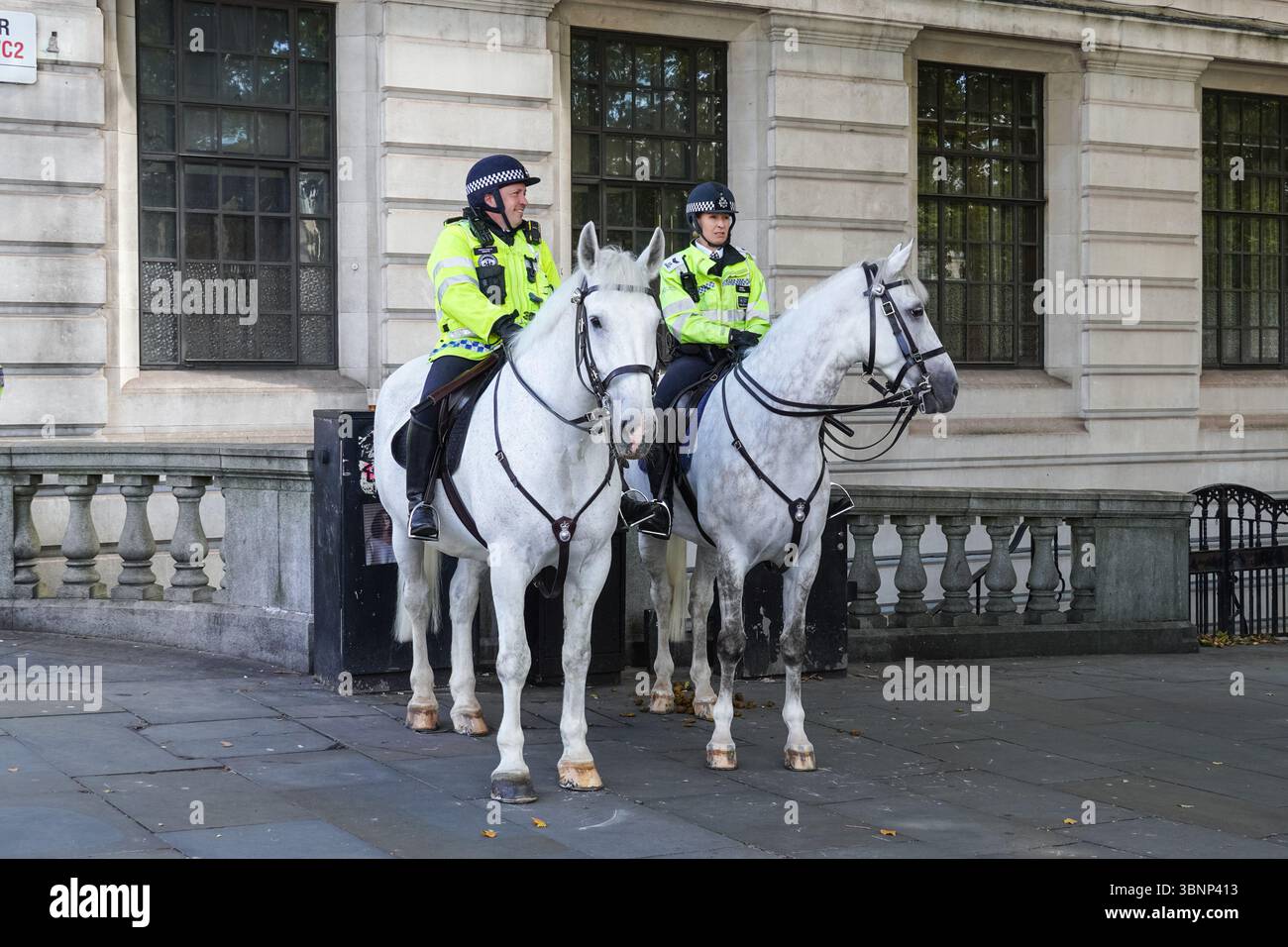 Agenti di polizia a cavallo a Londra Inghilterra Regno Unito Regno Unito Foto Stock