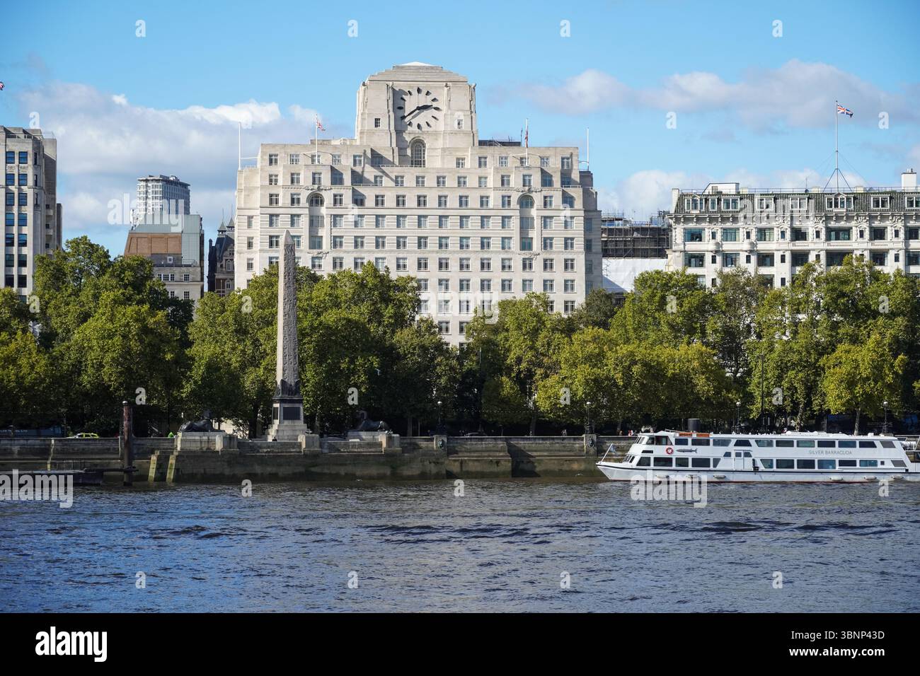Ottanta edifici per uffici Strand, precedentemente Shell Mex House, al 80 Strand visto dal fiume Tamigi, Londra Inghilterra Regno Unito Foto Stock