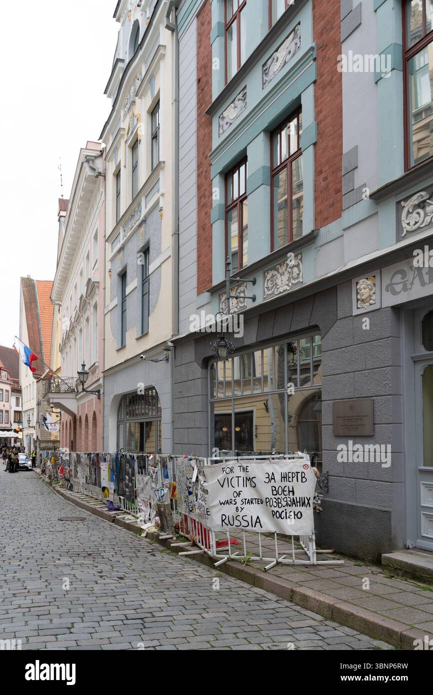 Ambasciata russa a Tallinn, Estonia, con bandiere di protesta, bandiere e memoriali per le vittime della guerra in Ucraina esposti per strada Foto Stock