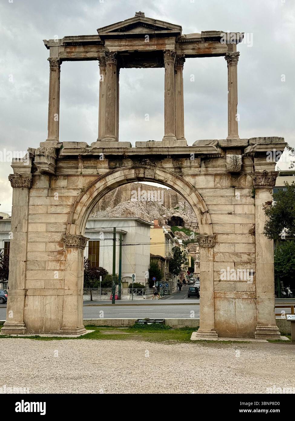 L'antico arco trionfale romano noto come Arco di Adriano ad Atene, in Grecia. La struttura in marmo si erge come un importante punto di riferimento archeologico. - Immagine stock catturata con smartphone
