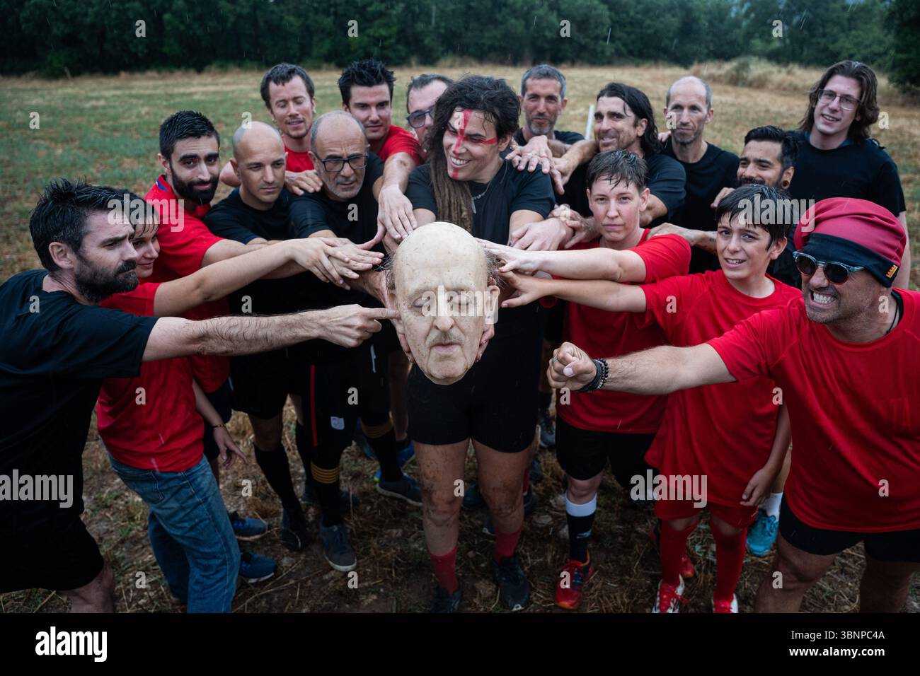 3 luglio 2025, MoiÃ, Barcellona, Spagna: Decine di persone si godono una partita di calcio con il capo del dittatore spagnolo Francisco Franco vicino ad una trincea della guerra civile spagnola, a MoiÃ . La testa iperrealistica di Franco, creata dall'artista Eugenio Merino e Indecline, è il fulcro del festival sperimentale delle creazioni contemporanee Ex Abrupto. (Immagine di credito: © Marc Asensio Clupes/ZUMA Press Wire) SOLO PER USO EDITORIALE! Non per USO commerciale! Foto Stock