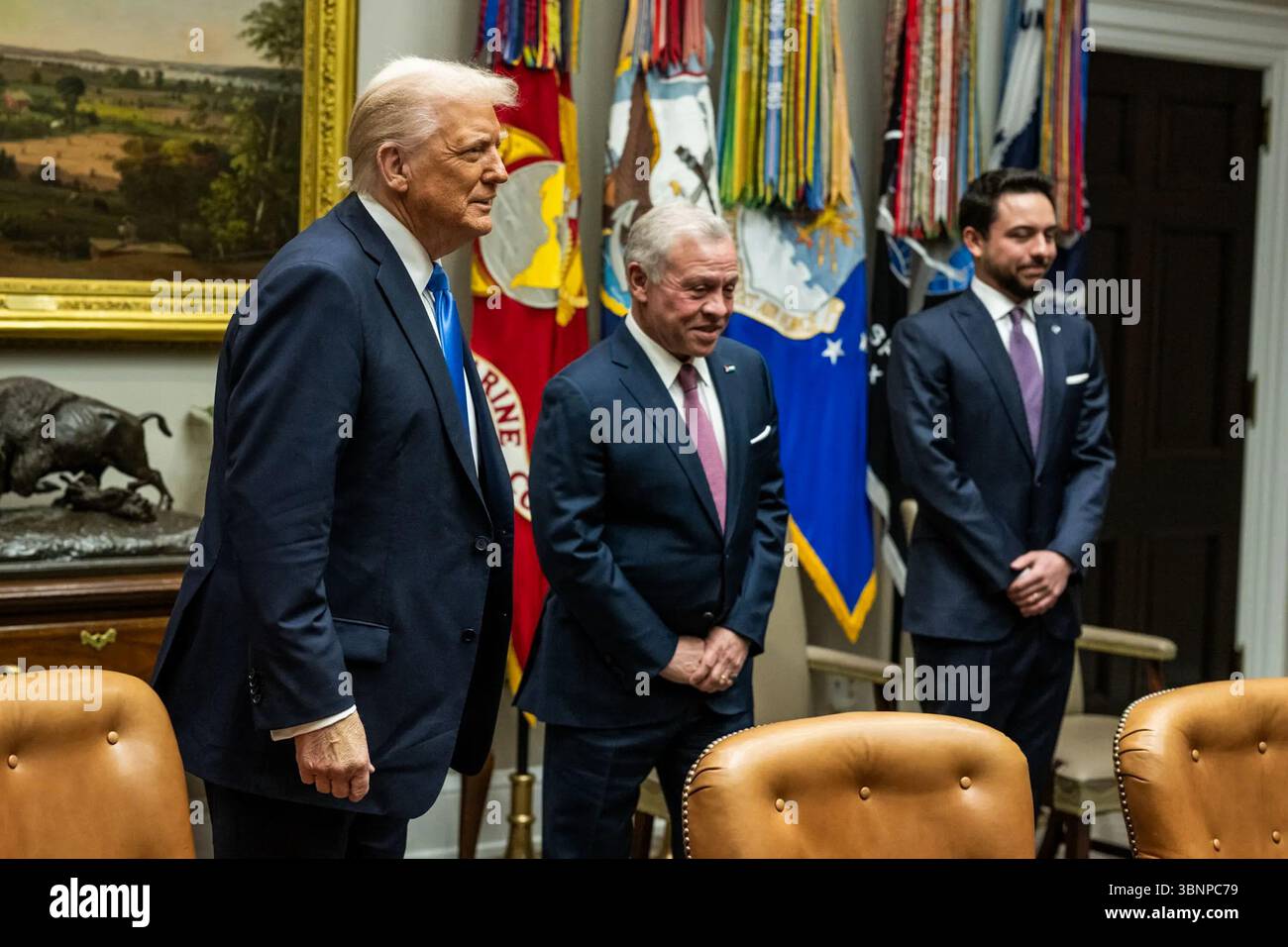 Il presidente Trump incontra re Abd Allah II di Giordania e il principe ereditario Hussein alla Casa Bianca l'11 febbraio 2025. Per gentile concessione della Casa Bianca. Foto Stock