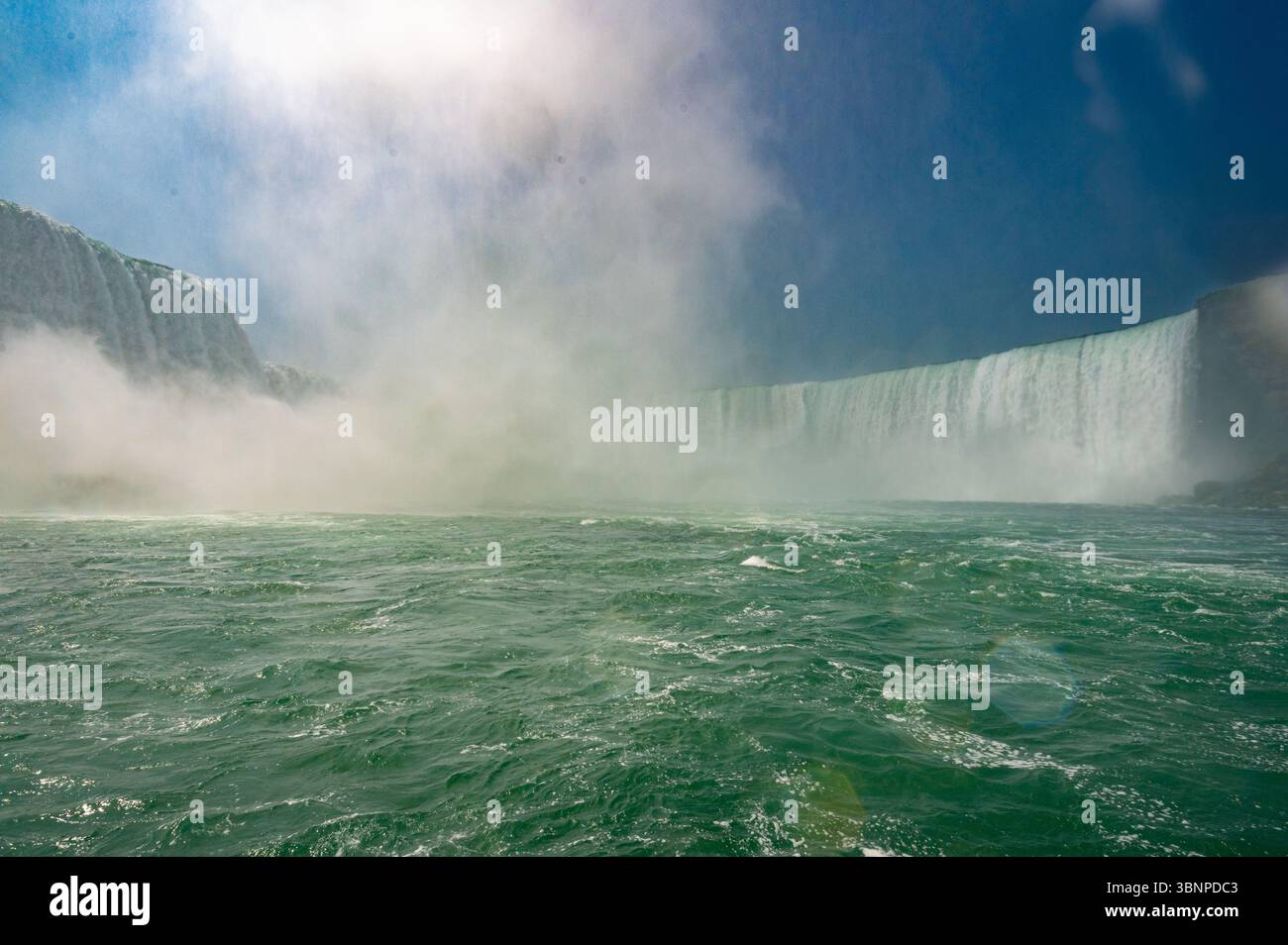 Vista a livello di barca che si avvicina alle cascate Niagara Horeshoe sul fiume Niagara, con acqua verde instabile e nebbia pesante che si innalzano dalle cascate in estate. Foto Stock