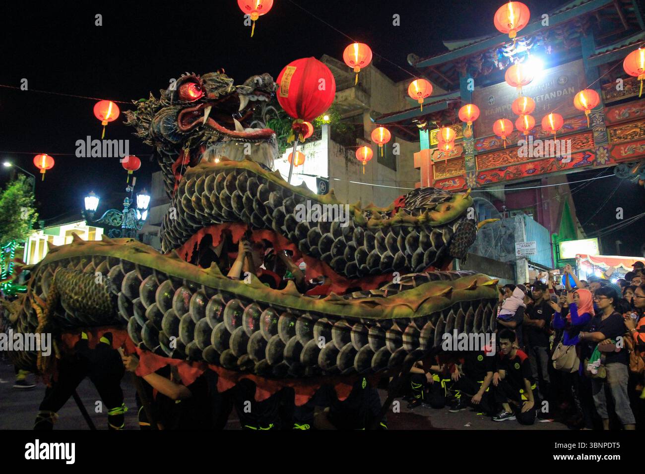Lo spettacolo dei draghi alla settimana della cultura cinese ha stupito i visitatori che hanno affollato il luogo dell'evento. Foto Stock