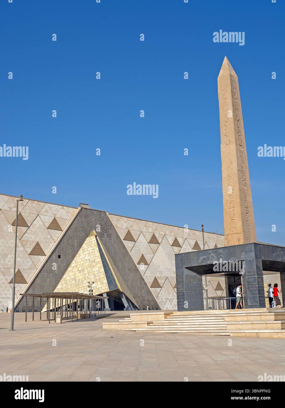 L'Obelisco sospeso al Grand Egyptian Museum Foto Stock