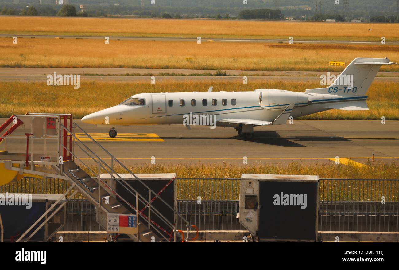 Jet privato sulla pista all'aeroporto LAX di Los Angeles, California, Stati Uniti Foto Stock