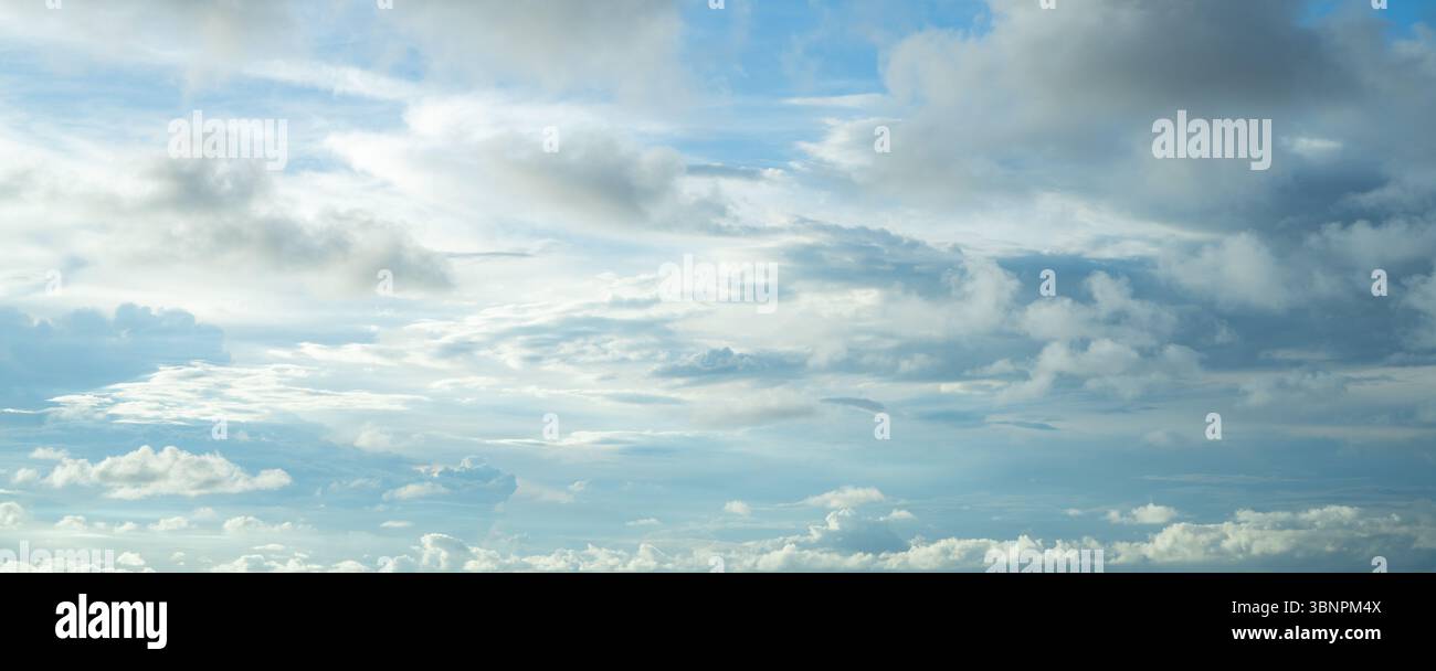 Spettacolare panorama cielo coperto con nuvole di tempesta grigie durante la stagione delle piogge. Sfondo suggestivo perfetto per previsioni meteorologiche ed emozioni Foto Stock