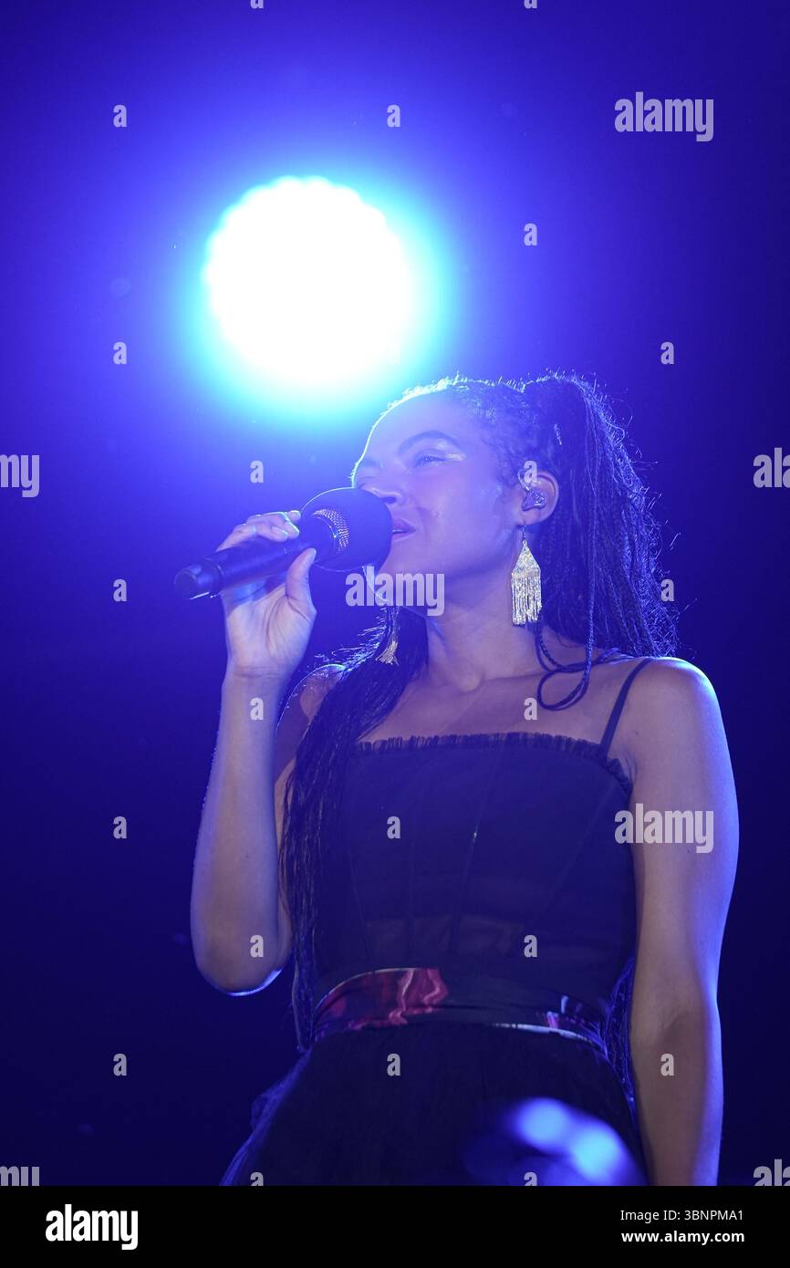 Montreal, Canada – 3 luglio 2025: La cantautrice canadese Allison Russell si esibisce sul palco durante il Montreal International Jazz Festival. (Crediti: Eric Bouchard / Alamy Live News) Foto Stock