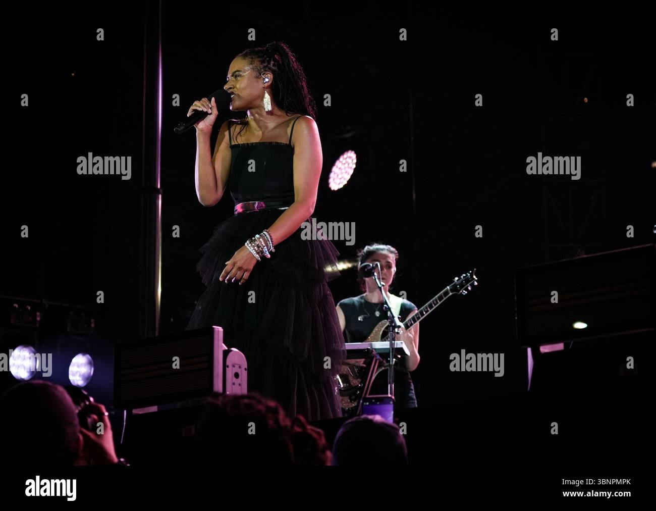 Montreal, Canada – 3 luglio 2025: La cantautrice canadese Allison Russell si esibisce sul palco durante il Montreal International Jazz Festival. L'artista nominato ai Grammy ha offerto un ambiente potente ed emozionante di fronte a una folla vibrante nel centro di Montreal. (Crediti: Eric Bouchard / Alamy Live News) Foto Stock