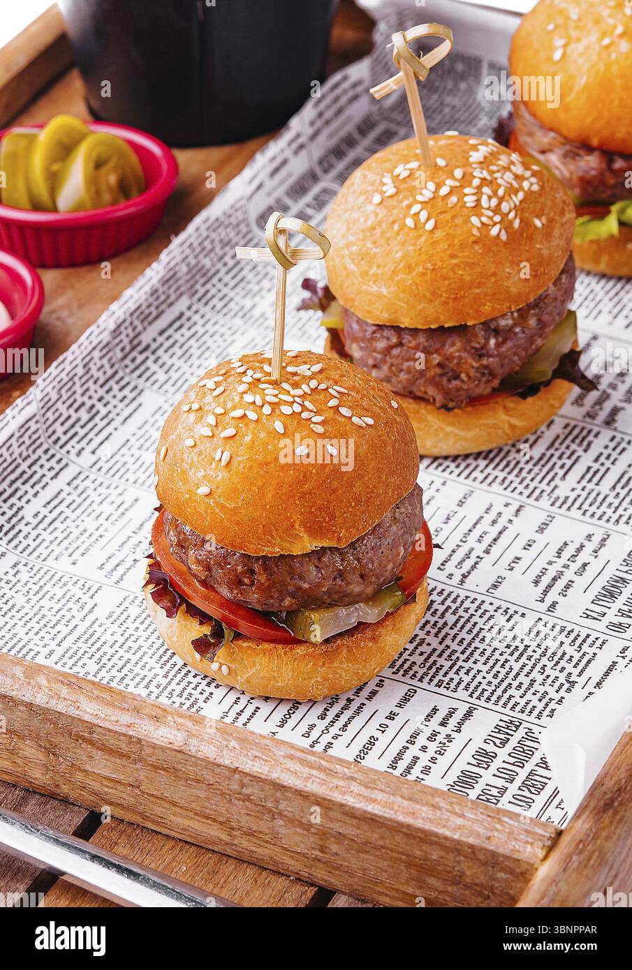 Mini hamburger in primo piano su un vassoio di legno Foto Stock