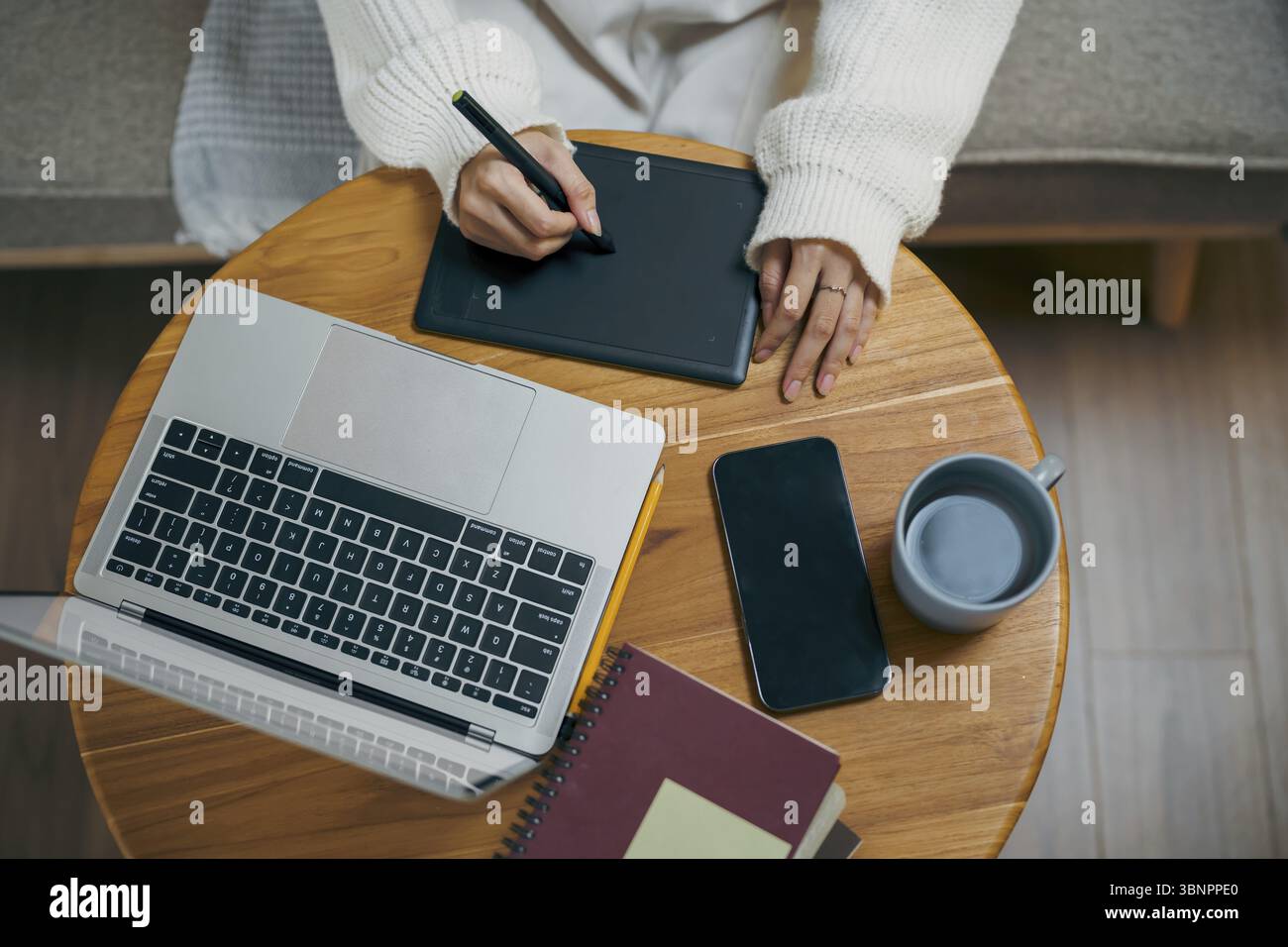 Artista o designer creativo che disegna su tablet e notebook con un nuovo design di progetto Foto Stock
