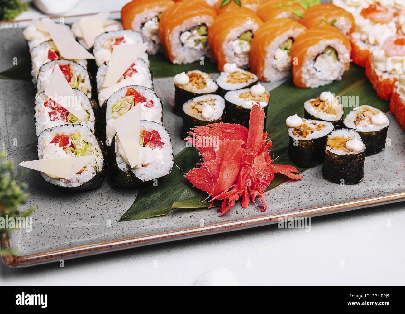 Cibo natura morta, sushi fresco cibo tradizionale giapponese su un grande piatto Foto Stock