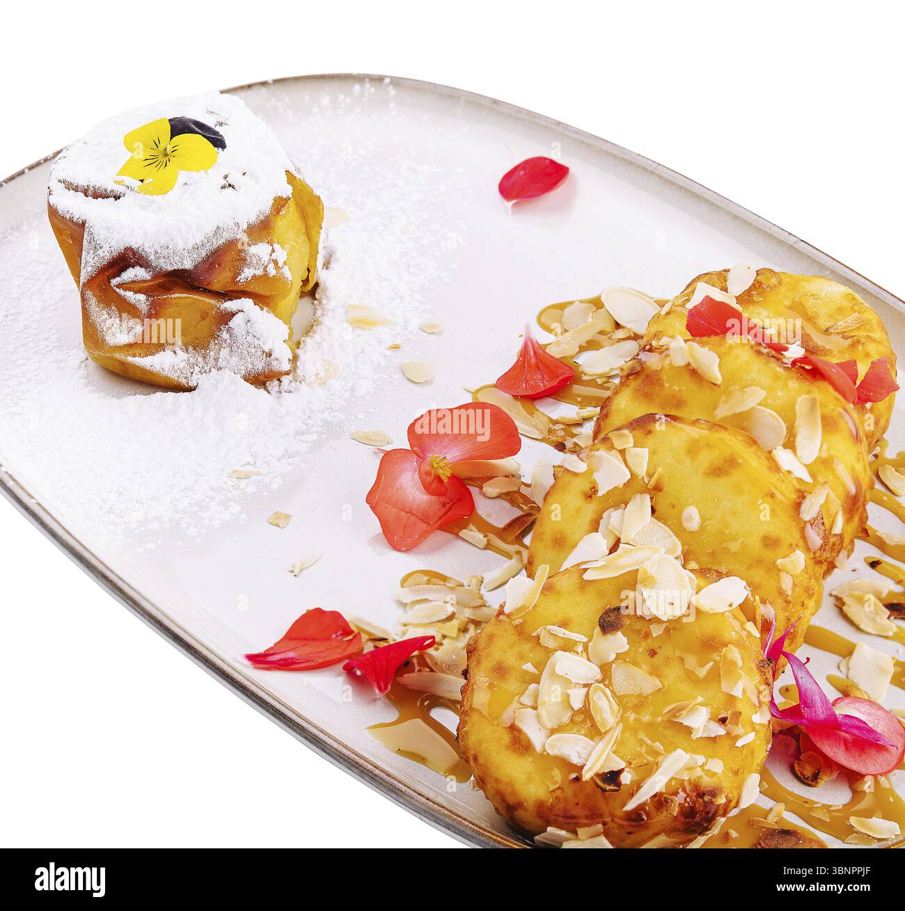 Natura morta, frittelle di formaggio cottage con miele e mandorle Foto Stock