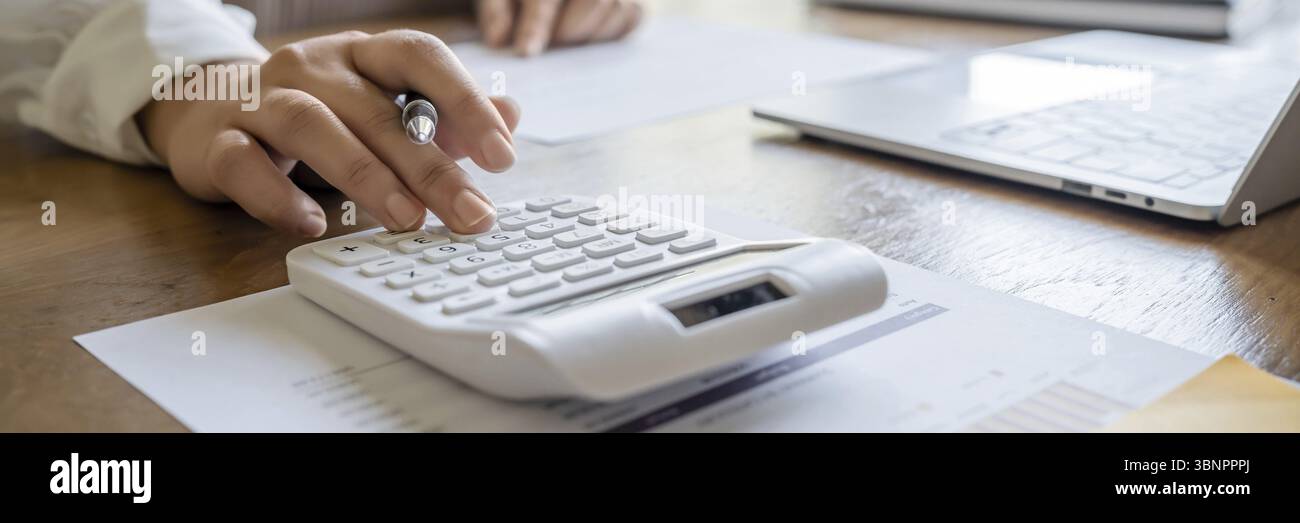 Professionista commerciale commercialista che lavora con computer e calcolatore contabilità fatture vendite Foto Stock