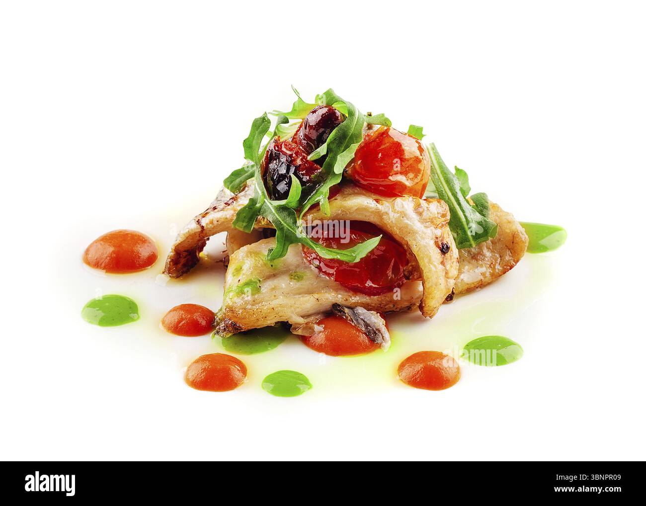 Cibo natura morta, filetto di pesce bianco fritto con pomodori e rucola Foto Stock