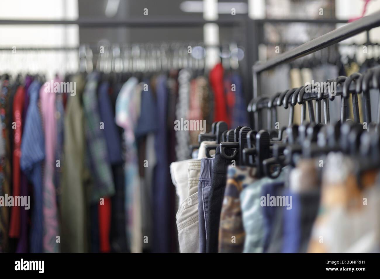 Appendiabiti vintage e alla moda in negozio Foto Stock