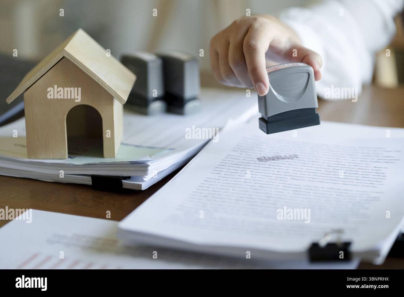 Assicurazione sui prestiti a domicilio. Il broker immobiliare e il cliente firmano il contratto di assicurazione. Concetto di riunione aziendale Foto Stock