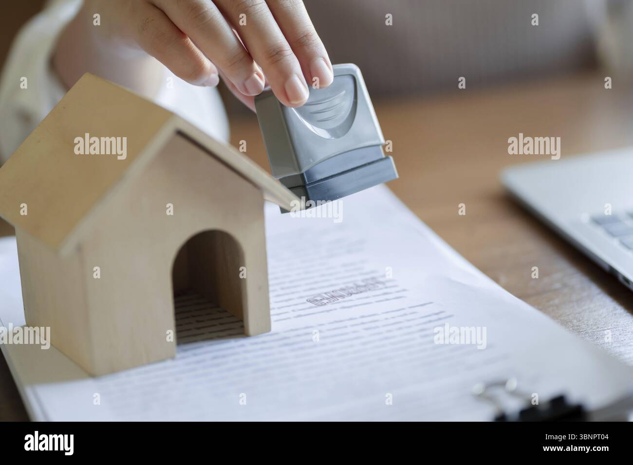 Assicurazione sui prestiti a domicilio. Il broker immobiliare e il cliente firmano il contratto di assicurazione. Concetto di riunione aziendale Foto Stock