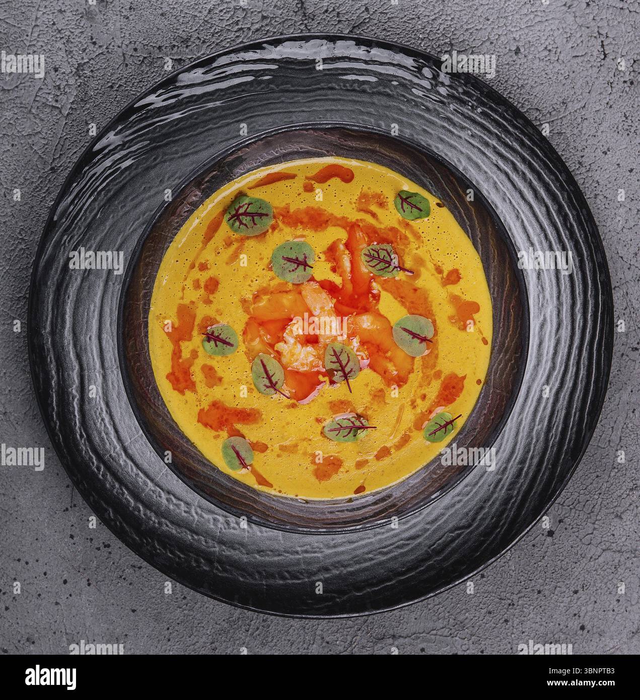 Cibo natura morta, zuppa Shimp tom yum su piatto nero Foto Stock