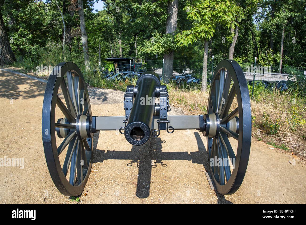 Gettysburg, Pennsylvania, 5 agosto 2024 - Uno storico cannone si erge in mostra in un parco, circondato da una vegetazione lussureggiante. La struttura mostra i suoi tra Foto Stock