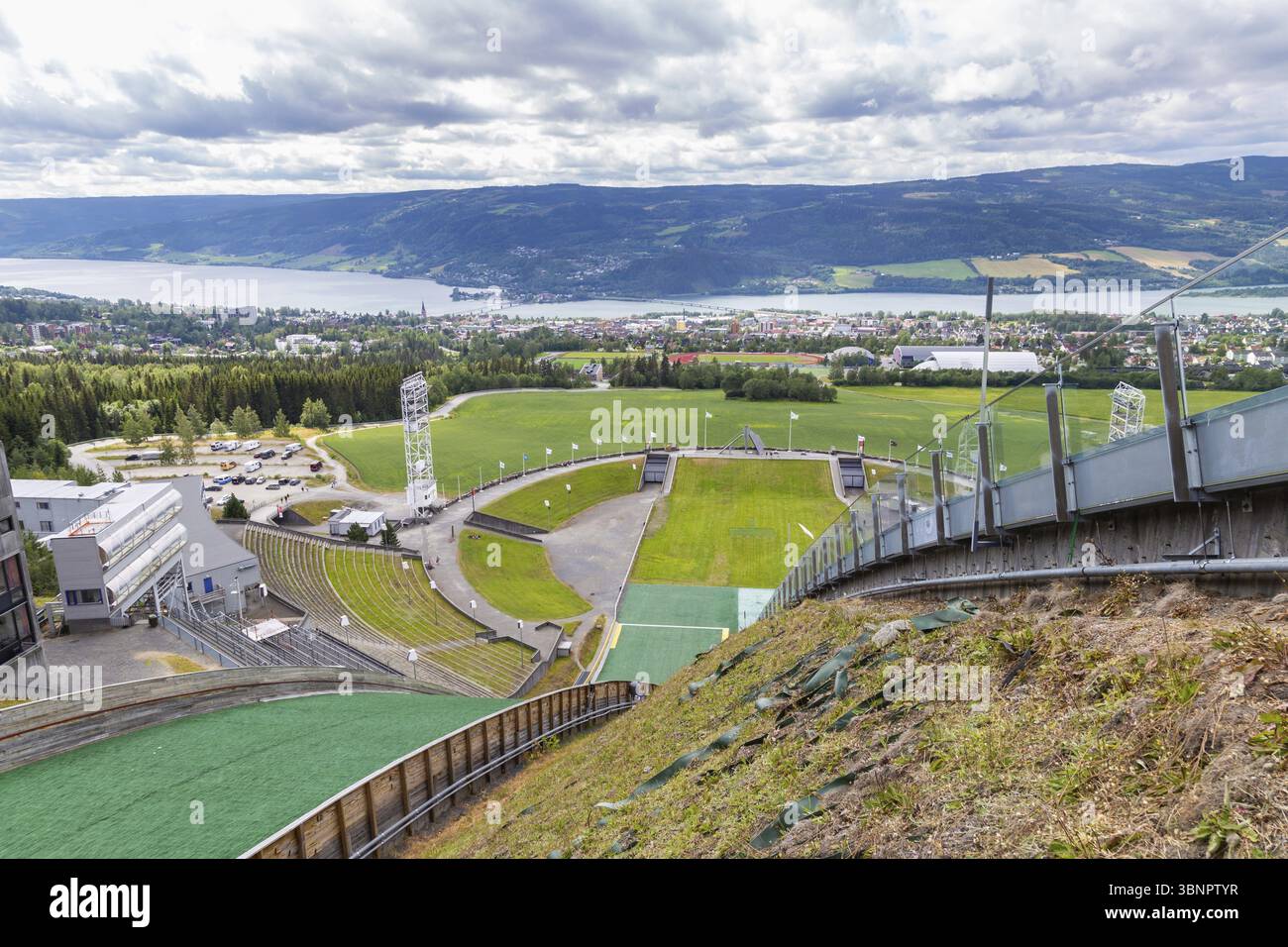 Lillehammer, Norvegia, 18 luglio 2019: Vista dalla cima del salto con gli sci Lysgardsbakke all'Olympiapark a Lillehammer, Norvegia, Lillehammer, Noorwegen, Foto Stock