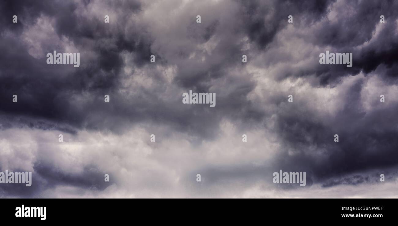 Si sta formando una massa di nuvole di tempesta in un'illustrazione dal design piatto, che mostra un cielo scuro turbolento Foto Stock