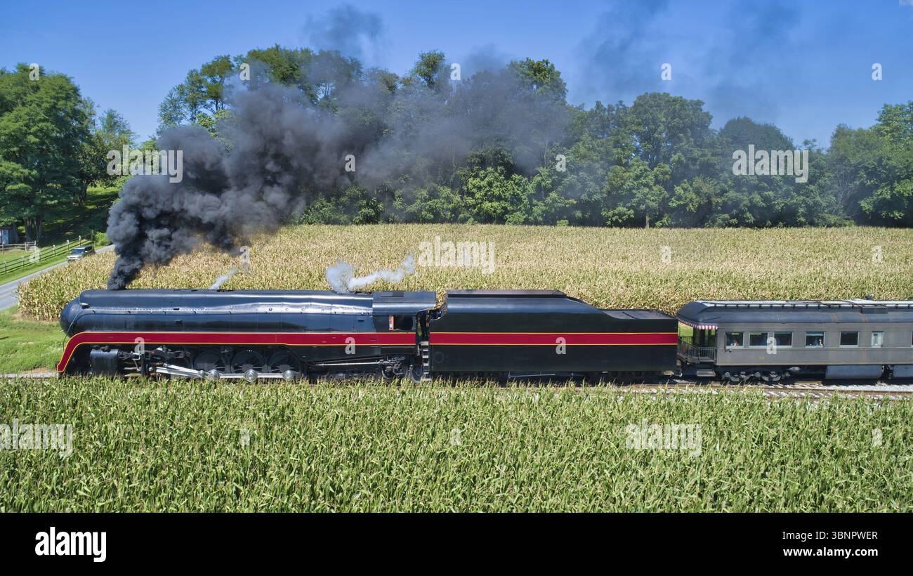 Vista aerea di un motore a vapore antico restaurato fumo e vapore soffiante con un passeggero Coach Foto Stock