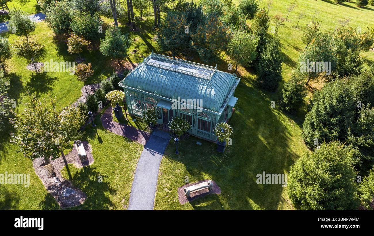 Elizabethtown, Pennsylvania, 22 ottobre 2023 - Vista aerea di un gazebo Arboretum circondato da alberi e arbusti in autunno Foto Stock