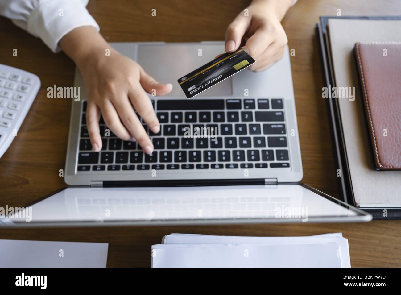 Professionista commerciale commercialista che lavora con computer e calcolatore contabilità fatture vendite Foto Stock