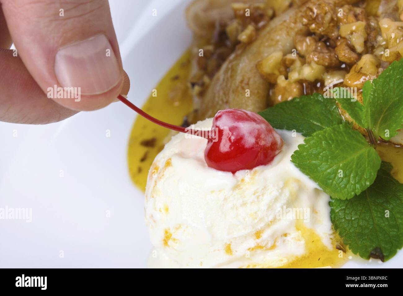 Gelato alla crema con miele e noci Foto Stock