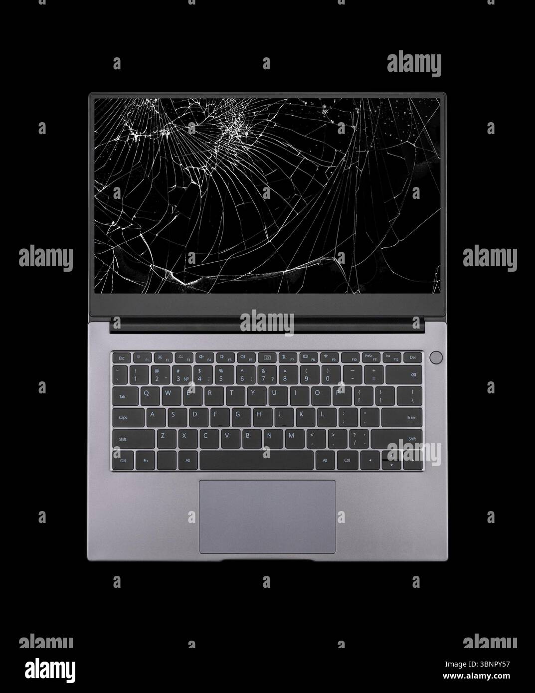 Apri un notebook con uno schermo rotto e incrinato isolato su sfondo nero Vista dall'alto ravvicinata Foto Stock