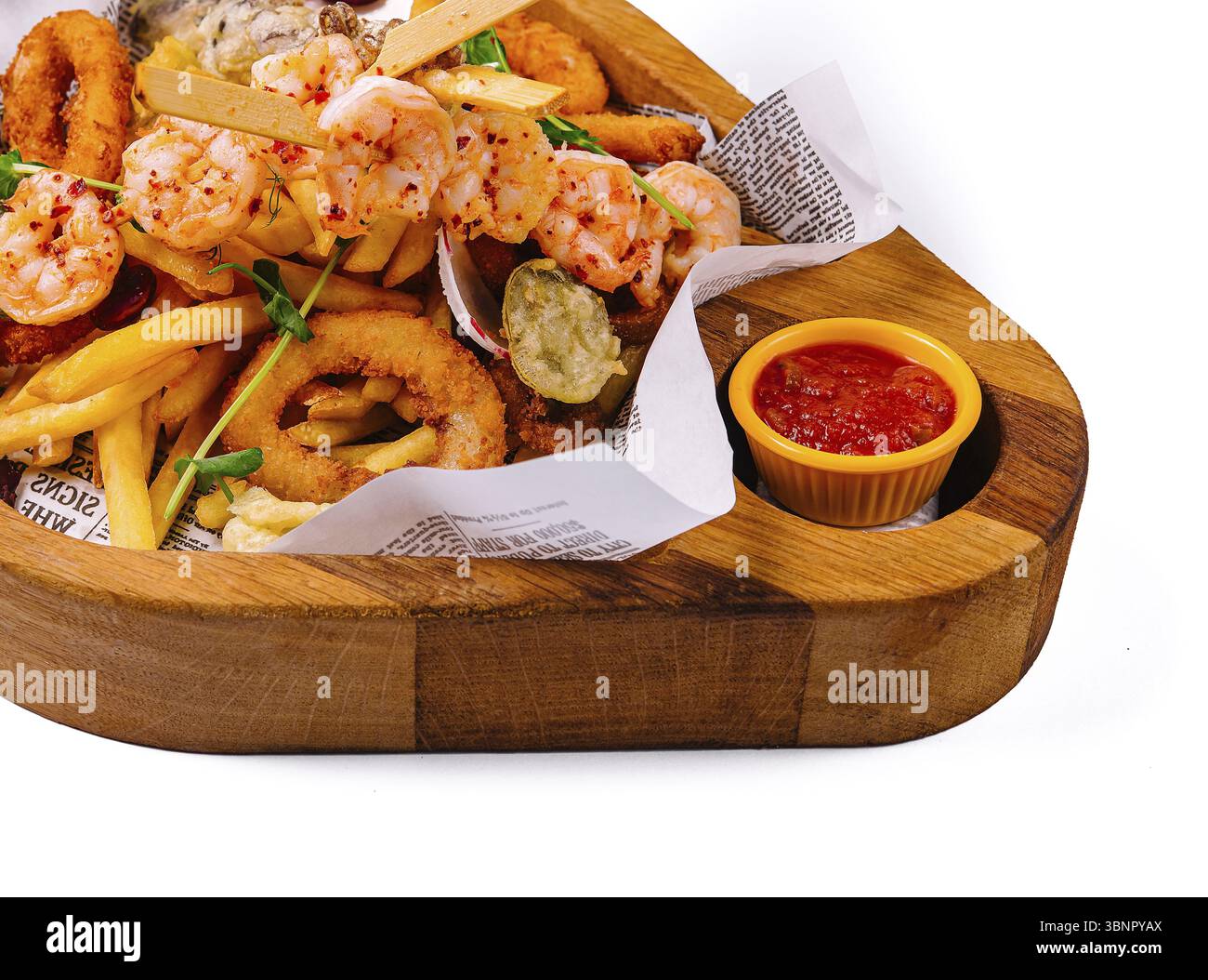 Piatto di pesce fritto su vassoio di legno Foto Stock