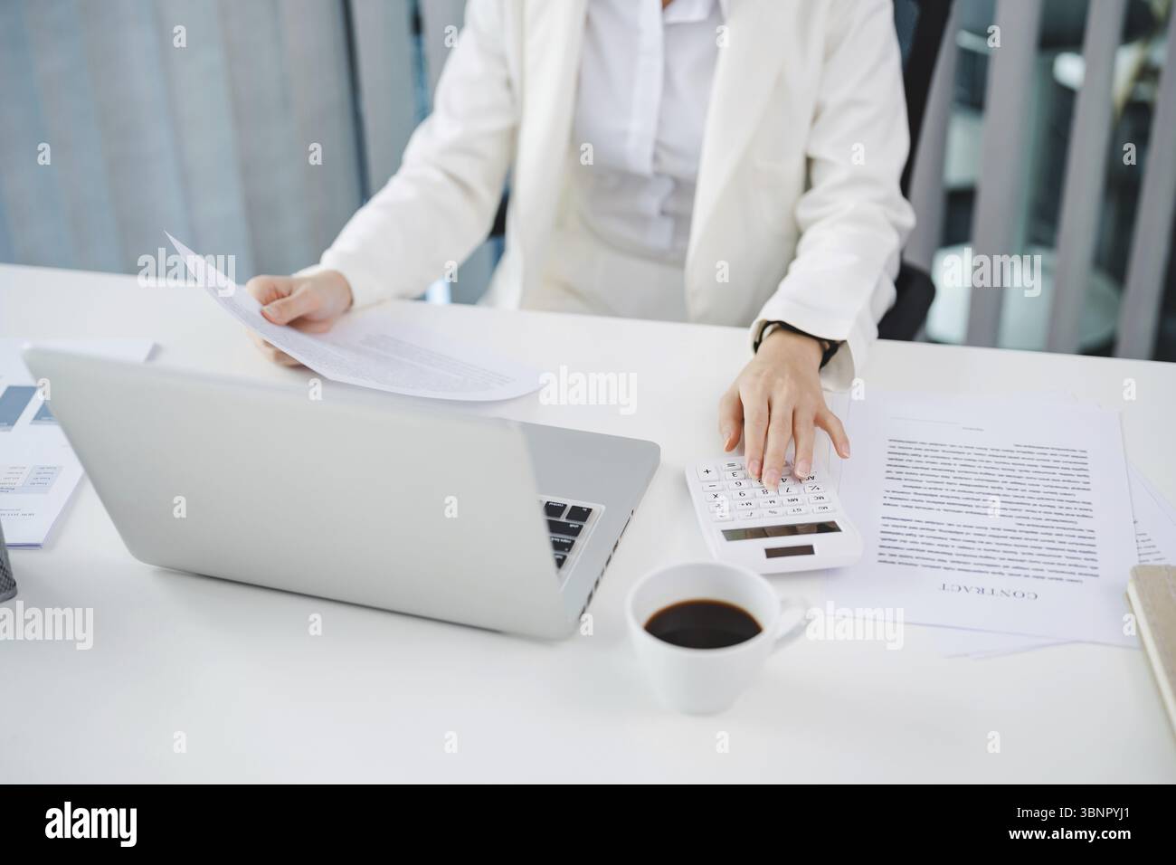 Donna d'affari asiatica che lavora su laptop e telefono cellulare Start up proprietario di una piccola impresa. concetto tecnologico di successo aziendale Foto Stock