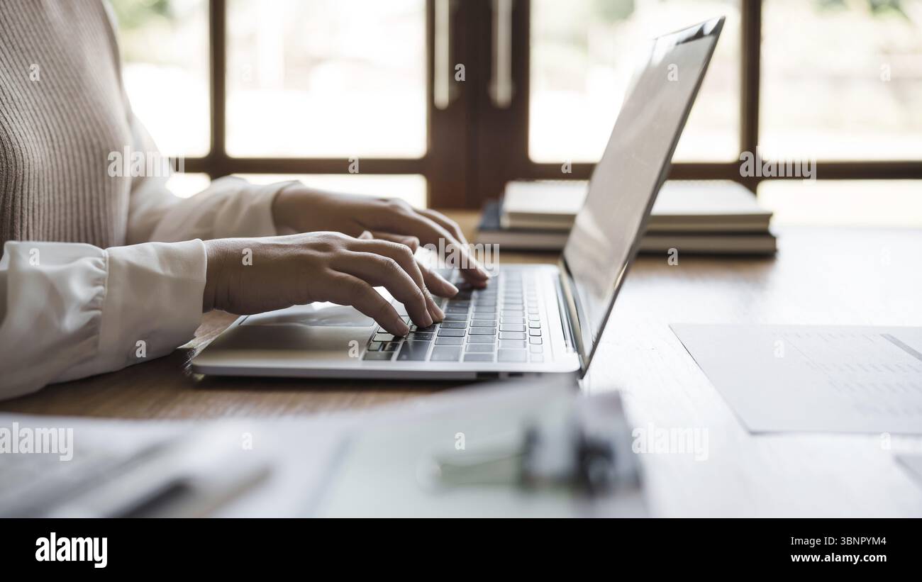 Professionista commerciale commercialista che lavora con computer e calcolatore contabilità fatture vendite Foto Stock