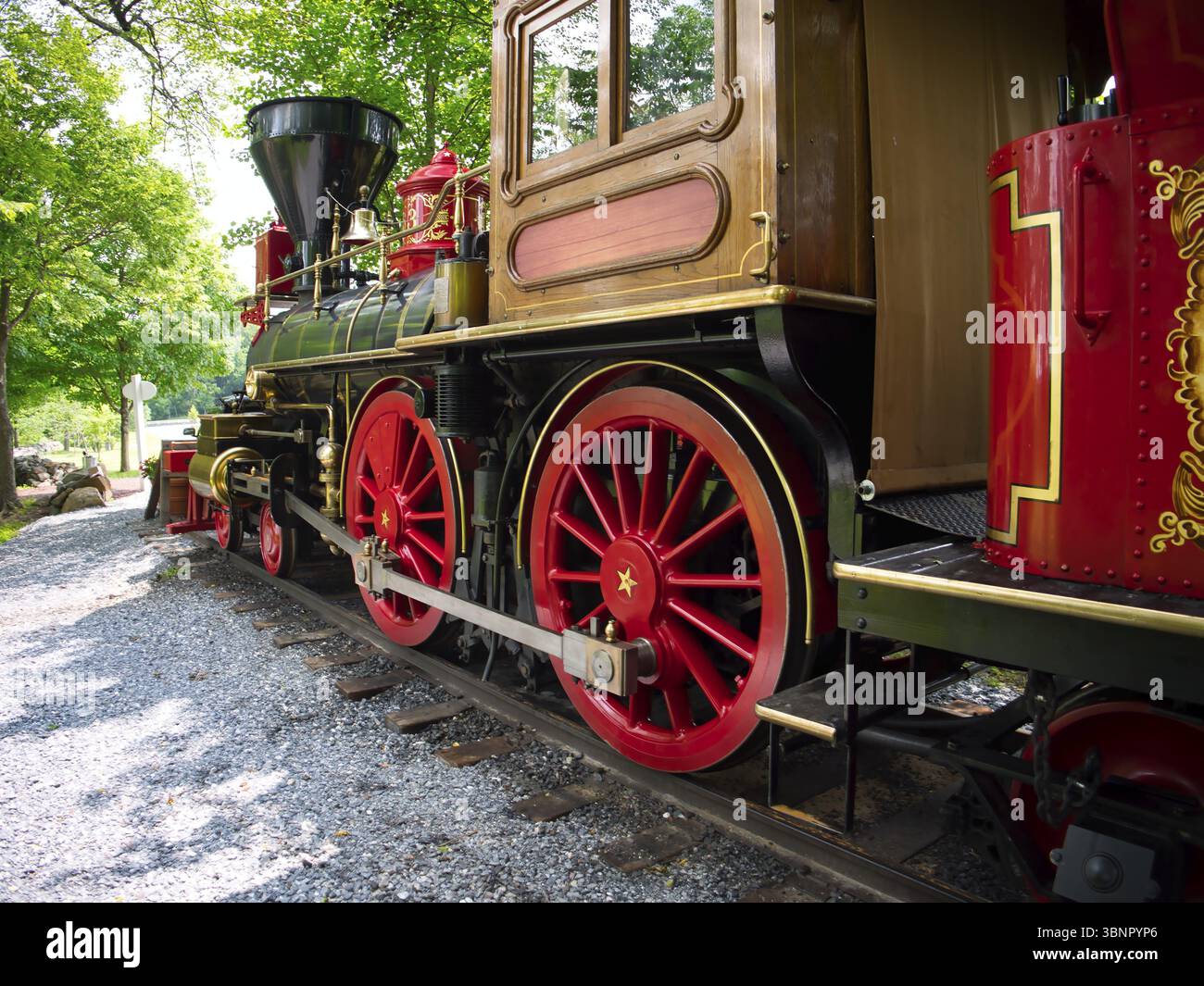 Vista dell'antica locomotiva a vapore restaurata Foto Stock