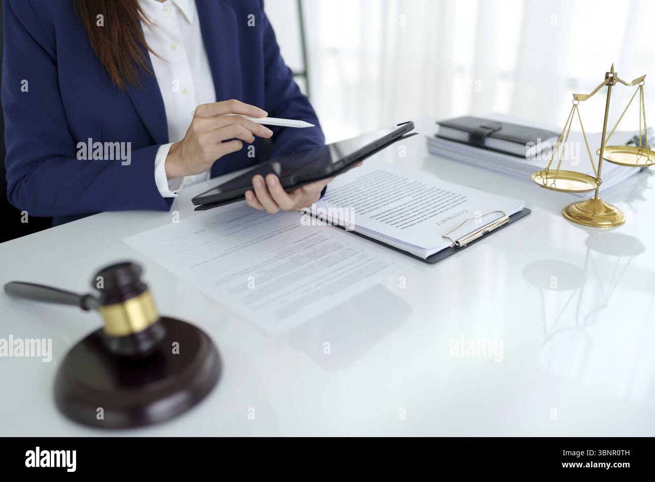 Avvocato che lavora su un contratto di dati legali sul posto di lavoro Foto Stock