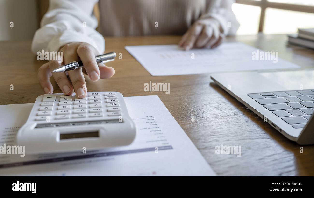 Professionista commerciale commercialista che lavora con computer e calcolatore contabilità fatture vendite Foto Stock