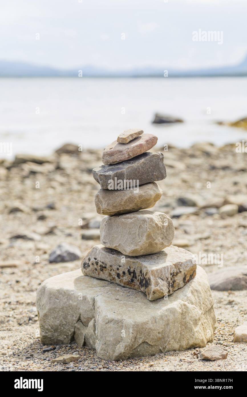 Equilibrio e armonia: Pietre impilate sulla spiaggia, Noorwegen Foto Stock