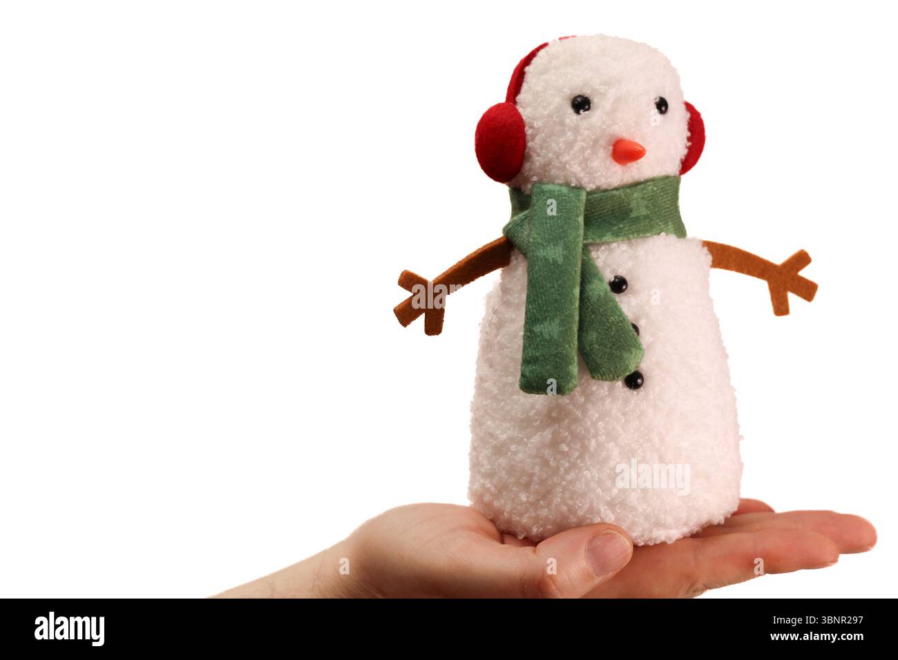 Simpatico giocattolo feltro pupazzo di neve con sciarpa verde e orecchie rosse su sfondo bianco Foto Stock
