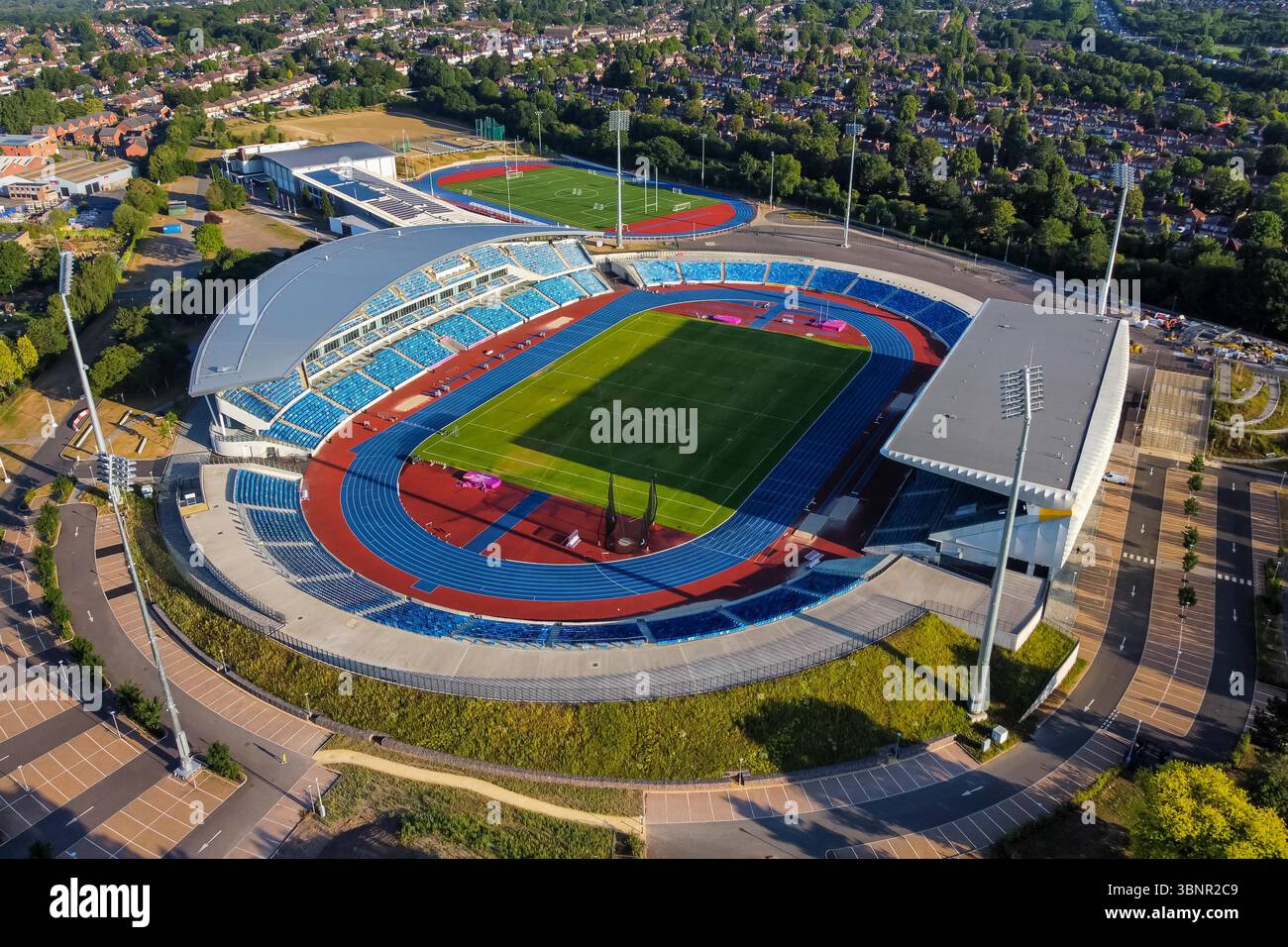 Perry Barr, Birmingham, Regno Unito. 3 luglio 2025. Vista aerea generale dell'Alexander Stadium presso il Perry Barr di Birmingham, Regno Unito. È il più grande stadio di atletica del Regno Unito e ha quattro stand con una capacità totale di 18.000. Si terrà il Novuna UK Athletics Championships sabato 2 e domenica 3 agosto 2025. Crediti fotografici: Graham Hunt/Alamy Live News Foto Stock